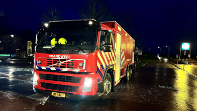 Brandweer verwijdert oliespoor in Oostburg