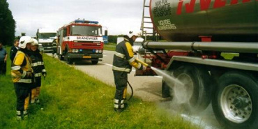 Achterwiel tanktrailer in brand op zuidbaan A58