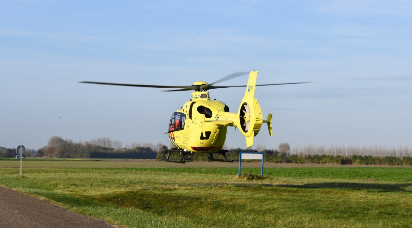 De helikopter landde langs de Veerhavenweg ter hoogte van de Noordlangeweg.