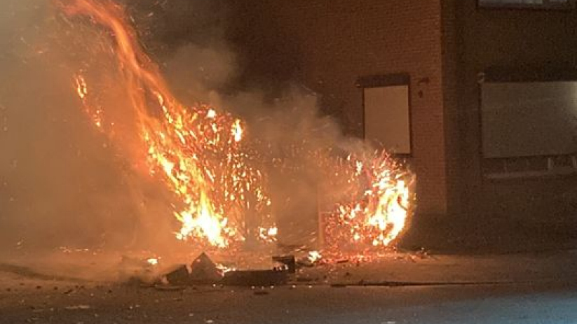 De brandende coniferenhaag stond in de buurt van een woning.