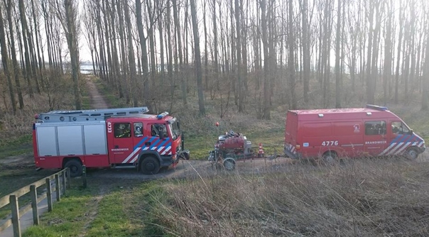 De brandweer aan de Willem-Adriaanweg in Kortgene.