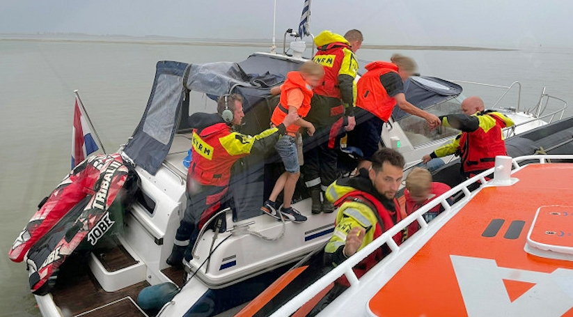 Voor de veiligheid zijn drie van de opvaren overgestapt op de reddingboot.