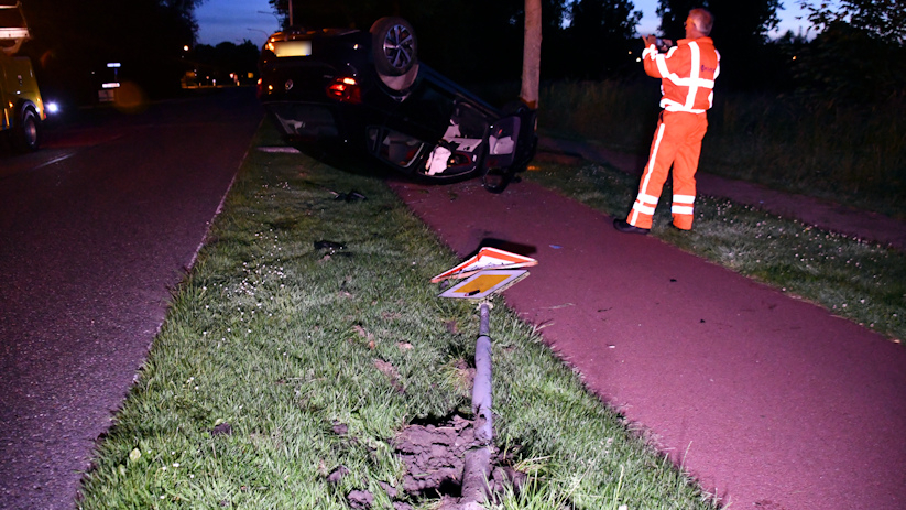 De bestuurder ramde een verkeersbord en lantaarnpaal.