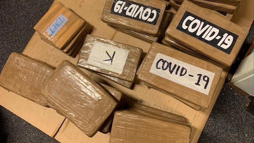 In beslag genomen pakketten met cocaïne.