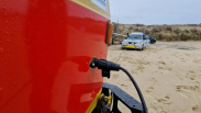 KNRM trekt voertuig los op strand Groede