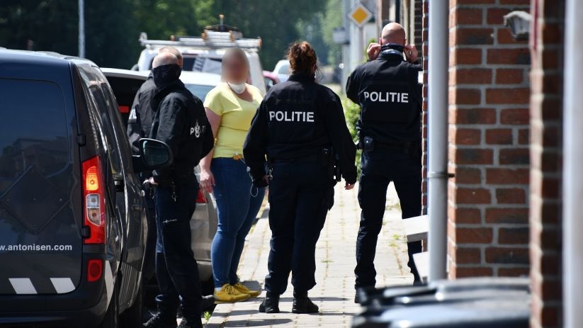 Politiemensen bij een woning aan de Kanaalweg in Sluiskil.