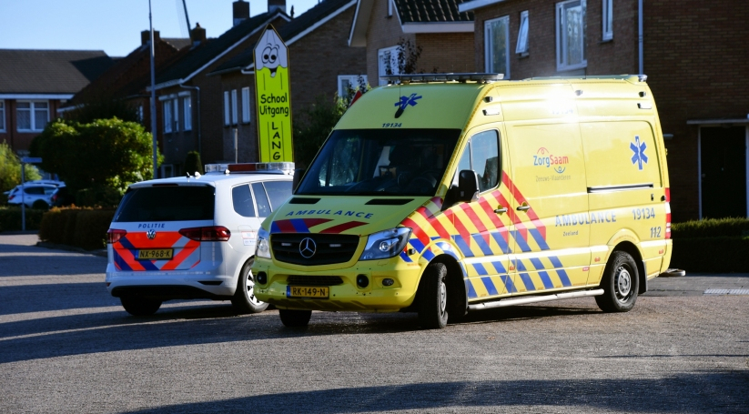 Scooterrijder moet na botsing met auto in Apeldoorn mee naar het ziekenhuis.
