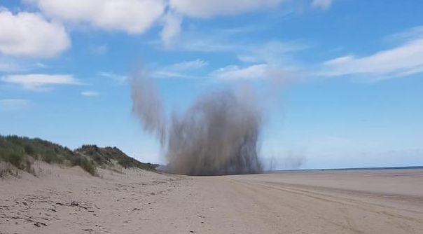 De EOD liet het explosief 'springen' op het strand bij Oranjezon.