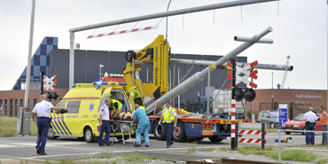 Man gewond na val van vrachtauto