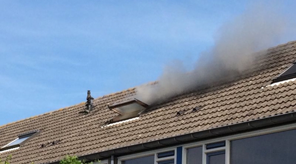 Toen de brandweer arriveerde kwam er rook uit het dak.