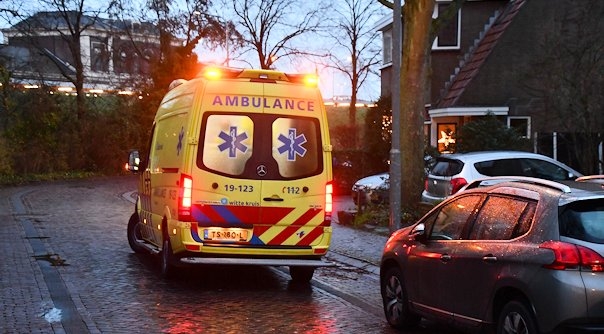 De ambulance is uiteindelijk zonder spoed vertrokken naar het ziekenhuis.