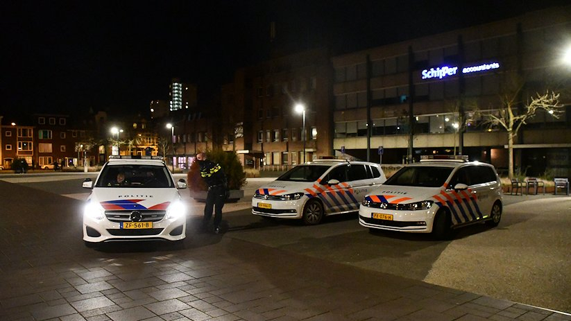 Politie op het Vlissingse Stadhuisplein.