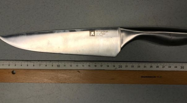 Nadat dit mes was aangetroffen werd de verdachte opgepakt.
