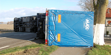 Truck met kunststof gekanteld in Zaamslag