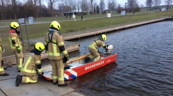 De brandweer van Sas van Gent kwam ter plekke met een bootje.