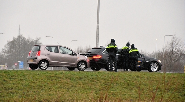 Eén van de betrokken bestuurders botste door nog onbekende oorzaak op zijn voorganger.