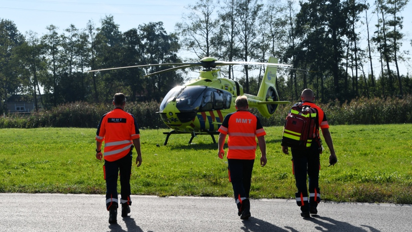 Het Mobiel Medisch Team landde op een grasveld in de omgeving.