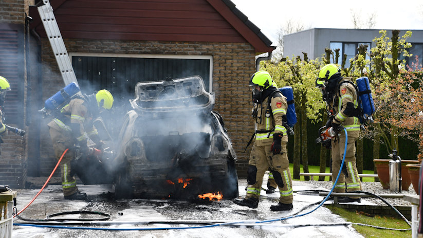 Auto uitgebrand naast woning Vylainlaan Heikant (video)