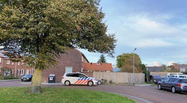 De politie gisteren in de Julianastraat in Oost-Souburg.