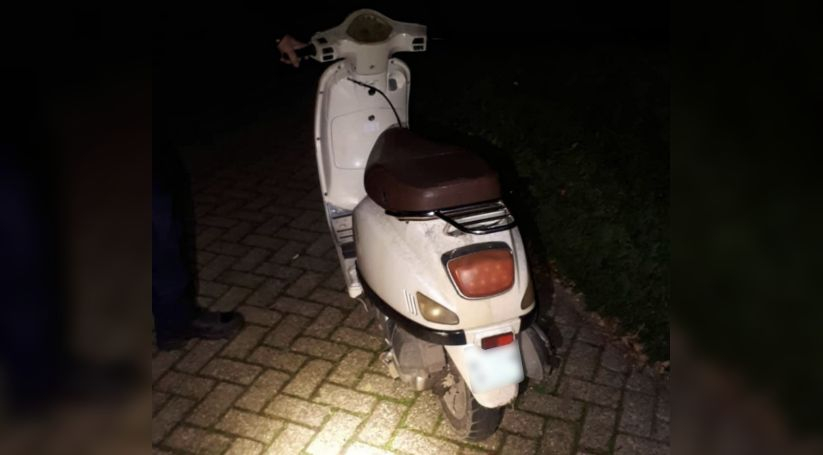De scooter werd door de politie meegenomen naar het bureau.