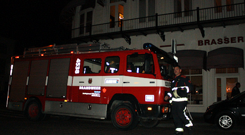 De brandweer bij de liftopsluiting aan de Loskade in Middelburg