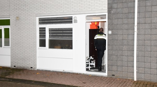 De politie bij de woning in Vlissingen.