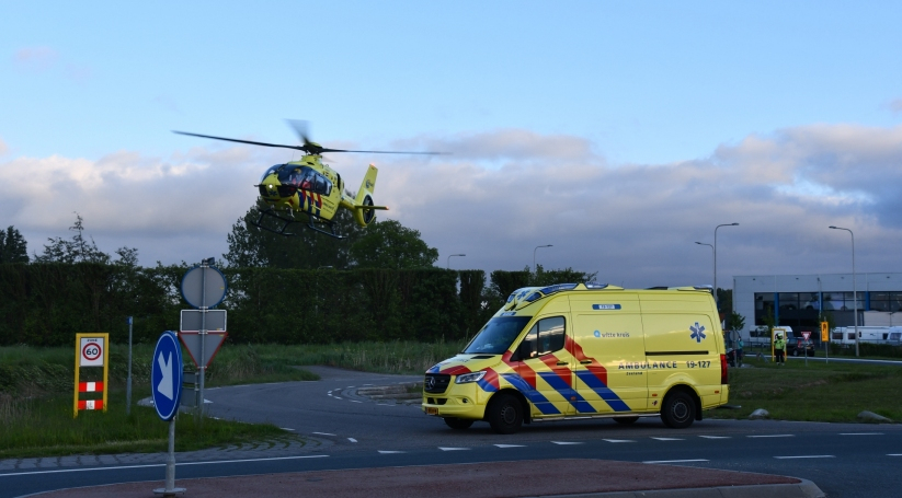 De traumahelikopter nam bij Heinkenszand de patiënt over van de ambulancedienst