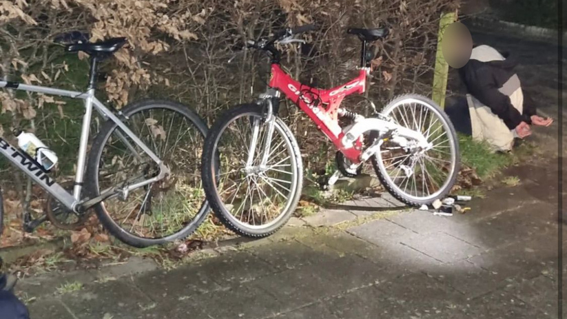 De politie heeft het tweetal aangehouden op verdenking van inbraak bij een fietsenwinkel.