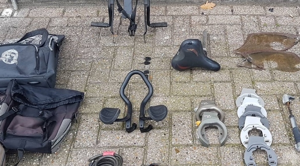 In de woning van de verdachte werden onderdelen van fietsen gevonden.