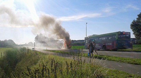 De bus ging in vlammen op.