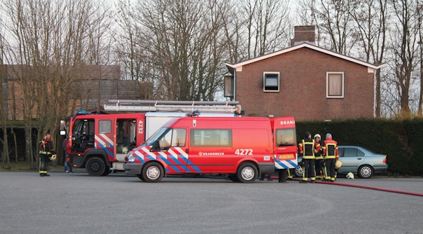 De brandweer bij de woning in Sint-Annaland.