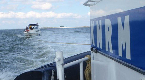 De KNRM Hansweert nam het bootje op sleeptouw.