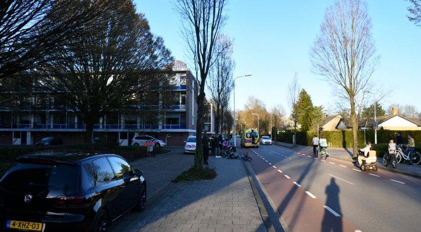 De fietsster is per ambulance naar het ziekenhuis gebracht