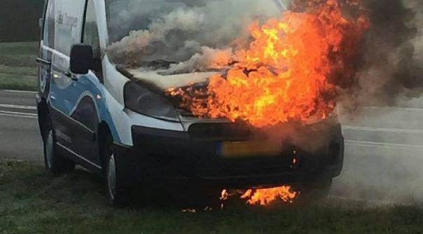 Bij aankomst van de brandweer stond de auto al behoorlijk in brand.