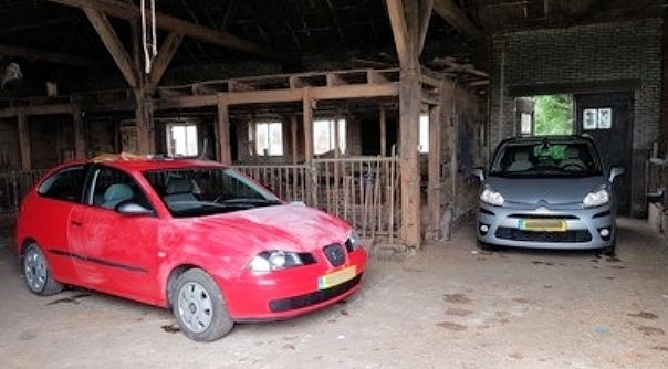 Zaterdagochtend werden deze gestolen auto's teruggevonden in Kruiningen.