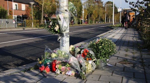 Bloemen op de plaats waar zondag het ongeluk plaatsvond.