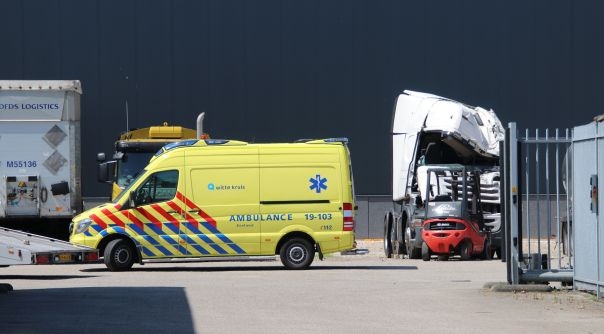 Het slachtoffer is per ambulance afgevoerd naar Rotterdam.