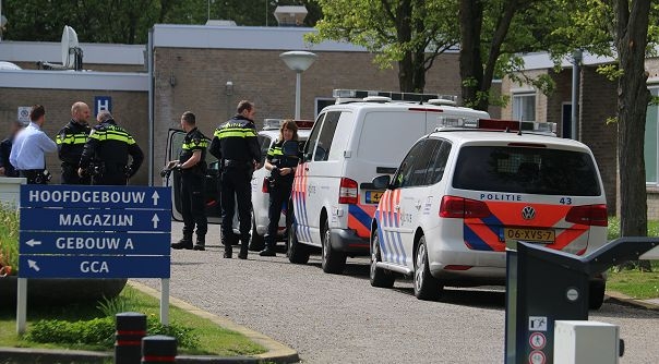 Politie-eenheden bij het asielzoekerscentrum.