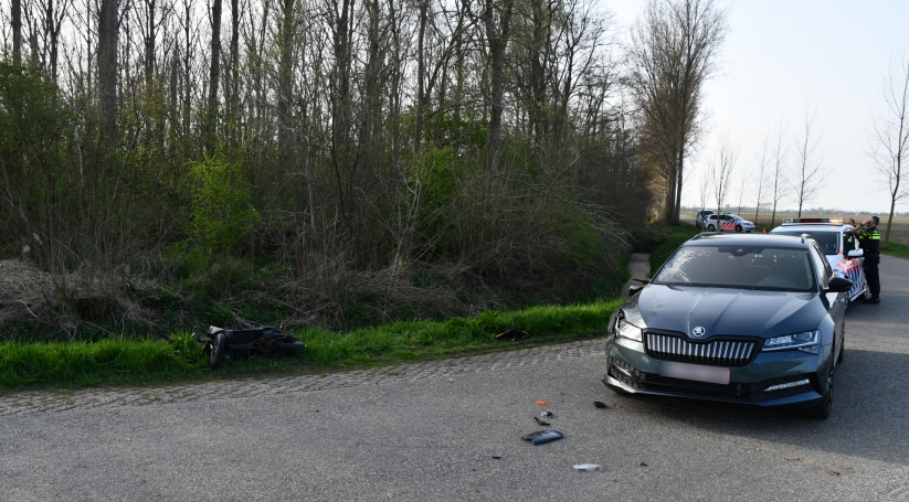 Bestuurder scooter gewond geraakt bij botsing Westdorpe.