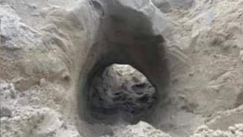 De strandwachten waarschuwen gravers van kuilen, grotten of tunnels.
