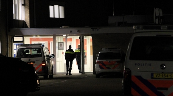 De politie bij het AZC in Middelburg gisteravond.