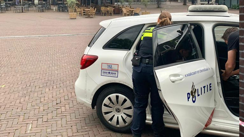 Eén van de verdachten werd op de Markt in Middelburg aangehouden.