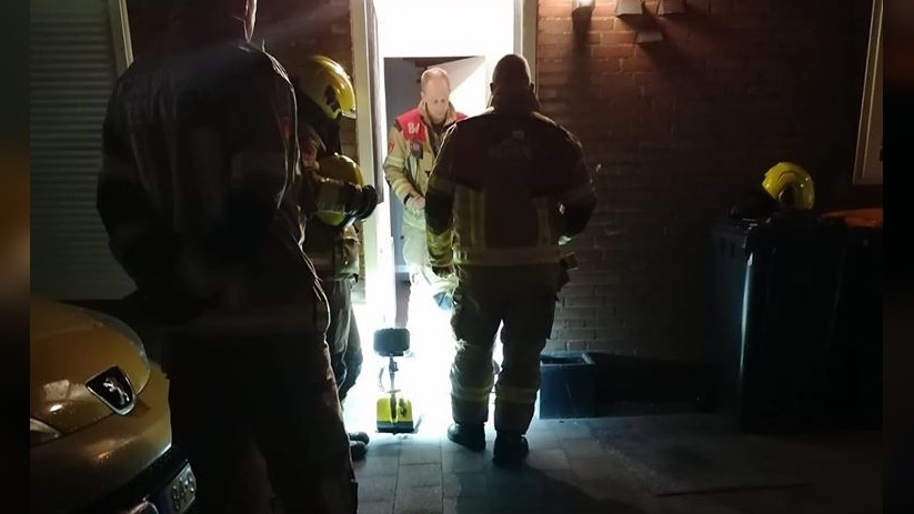 De brandweer bij de woning aan het Sluispad in Burgh-Haamstede.
