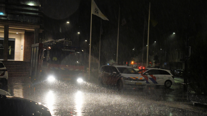 De politie en brandweer stonden enige tijd stand-by bij het gemeentehuis van Vlissingen.