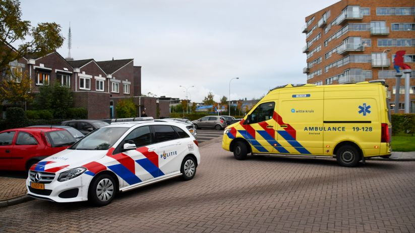 De fietsster is meegenomen door de ambulancedienst.