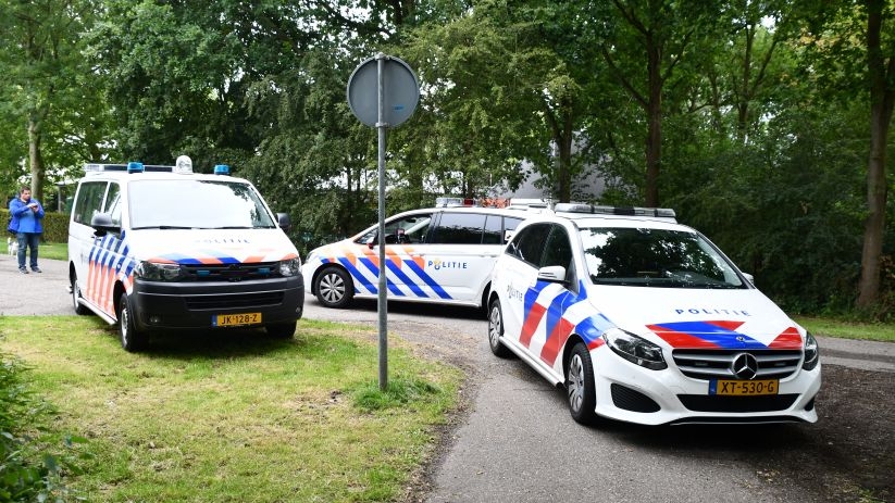 Politiewagens bij het Meiveld in Middelburg.