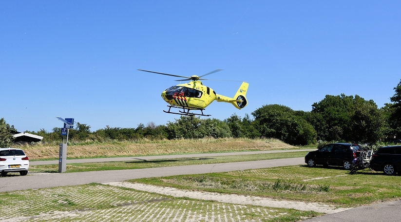 De helikopter landde op een parkeerplaats aan de Kampweg.