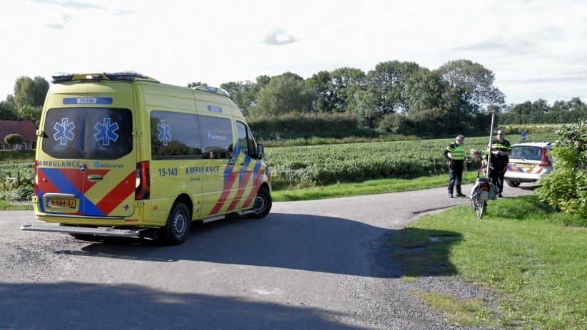 De snorfietsster werd per ambulance naar het ziekenhuis gebracht.