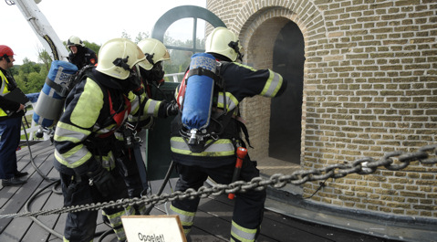 Brandweerlieden in actie bij de Heinkenszandse molen.