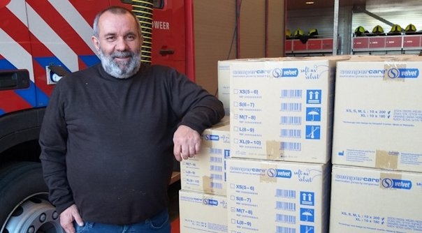 Seasun leverde maar liefst 100.000 plastic handschoenen af in Nieuwdorp.